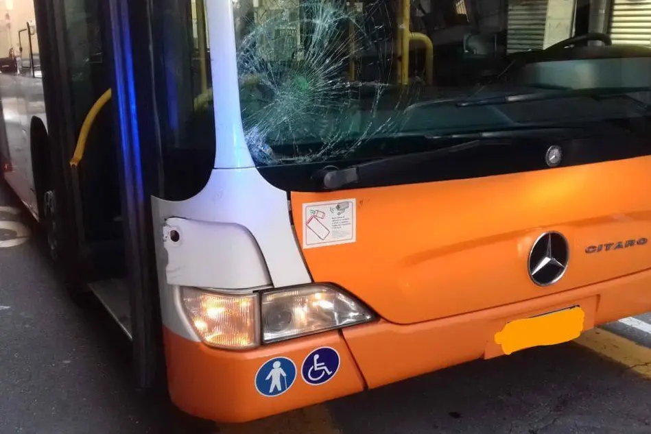 L'autobus coinvolto nell'incidente (foto Polizia municipale)