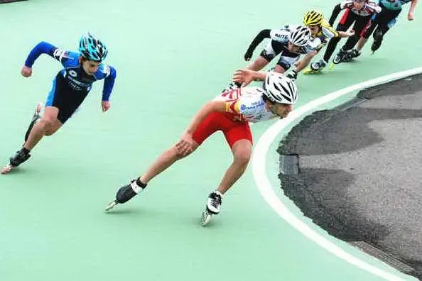 Una gara di pattinaggio su pista