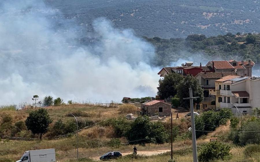 Nuoro, le fiamme minacciano case: in azione soccorsi e un elicottero