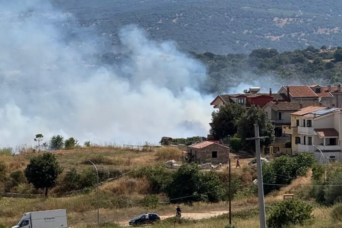 L'incendio a Nuoro (Foto Ledda)