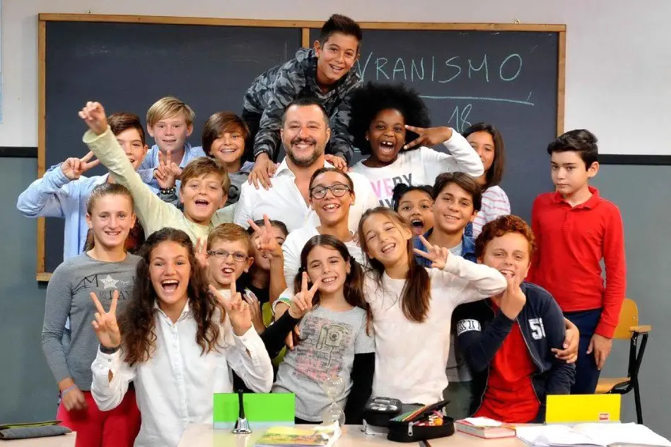 Foto di gruppo per Matteo Salvini "Alla Lavagna". A destra il bimbo con la maglia rossa, idolo dei social (Foto Ufficio stampa Rai)