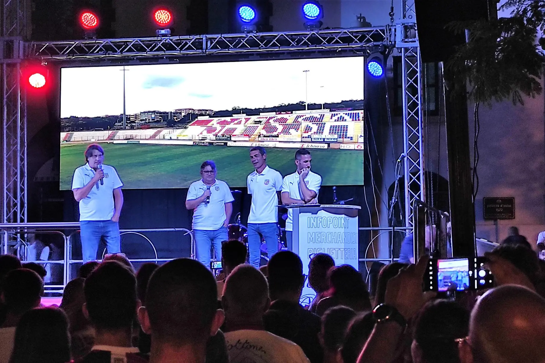 I dirigenti Torres mostrano lo stadio durante la presentazione (foto G. Marras)