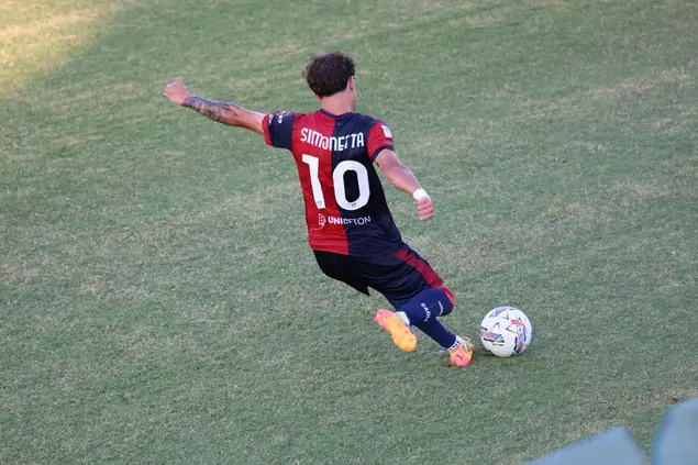 Jacopo Simonetta, centrocampista del Cagliari Primavera, intento a battere una punizione (foto Accardi)