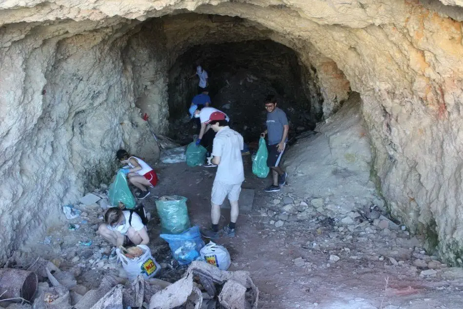 Volontari a Calamosca: raccolti 100 sacchi di immondizia