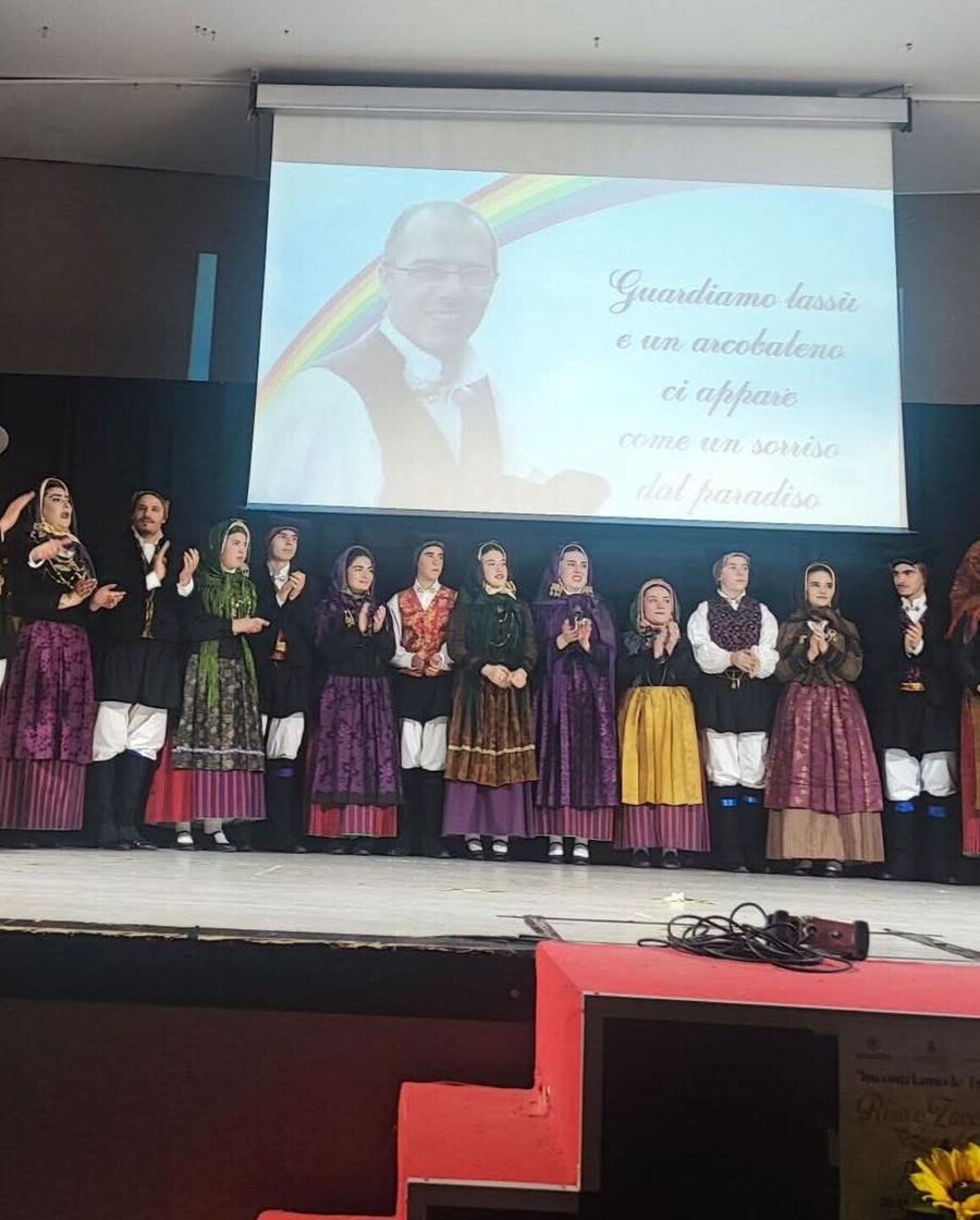 Gruppi folk e solidarietà: la serata all’auditorium fa il pienone