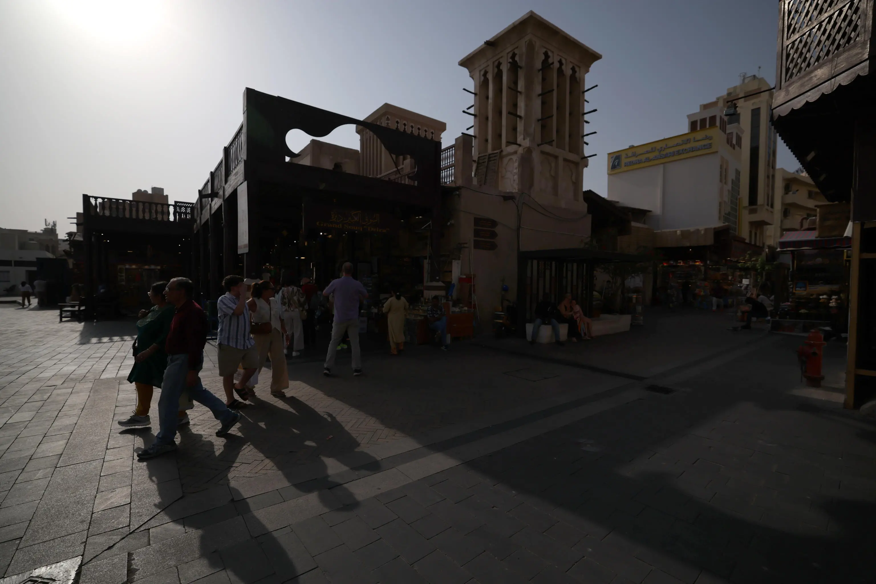 Sardi ostaggi della guerra a Dubai: "Niente voli, frontiere chiuse e silenzio dalla Farnesina"