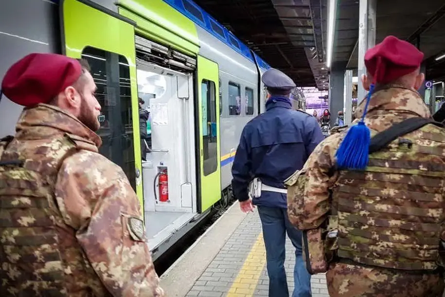Militari a Roma in pattuglia con la Polfer (Foto Ufficio Stampa Brigata Sassari)