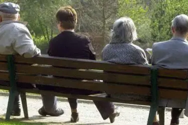 Immagine simbolo. Anziani seduti su una panchina.