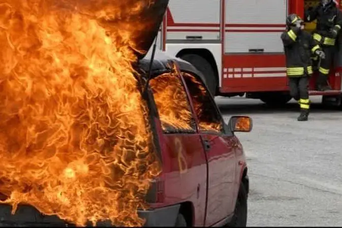 Un'auto data alle fiamme (immagine simbolo)
