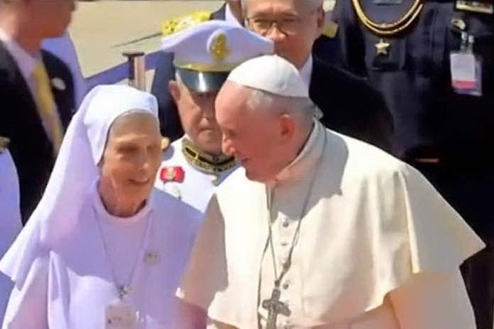 Papa Francesco arriva in Thailandia, accolto dalla cugina suora