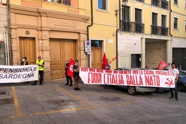 La manifestazione a Cagliari (Ansa)