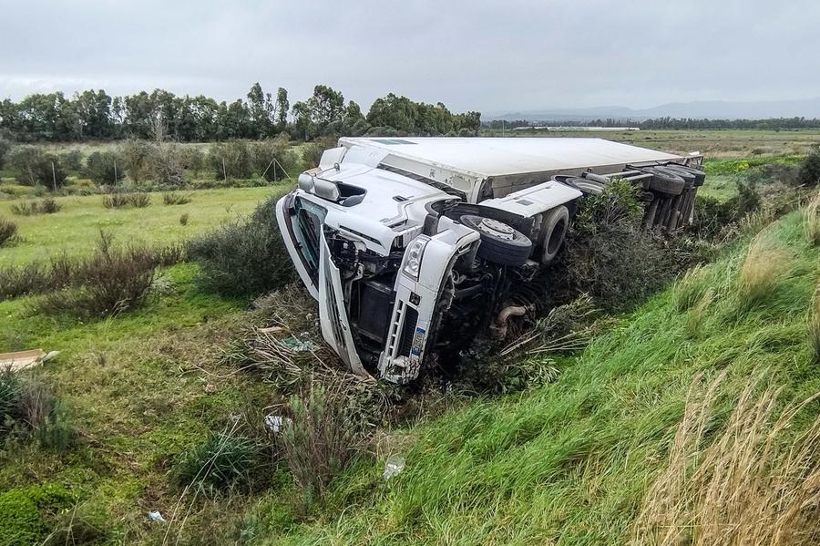 Uta, autoarticolato finisce fuori strada e si ribalta: conducente in ospedale