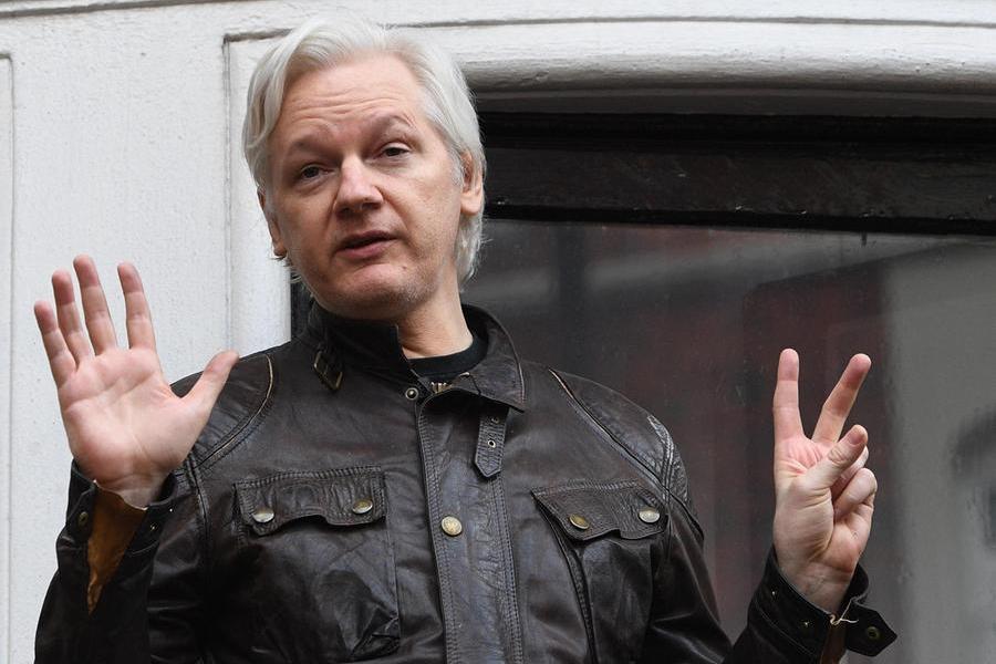 Julian Assange si sposa, la cerimonia in carcere