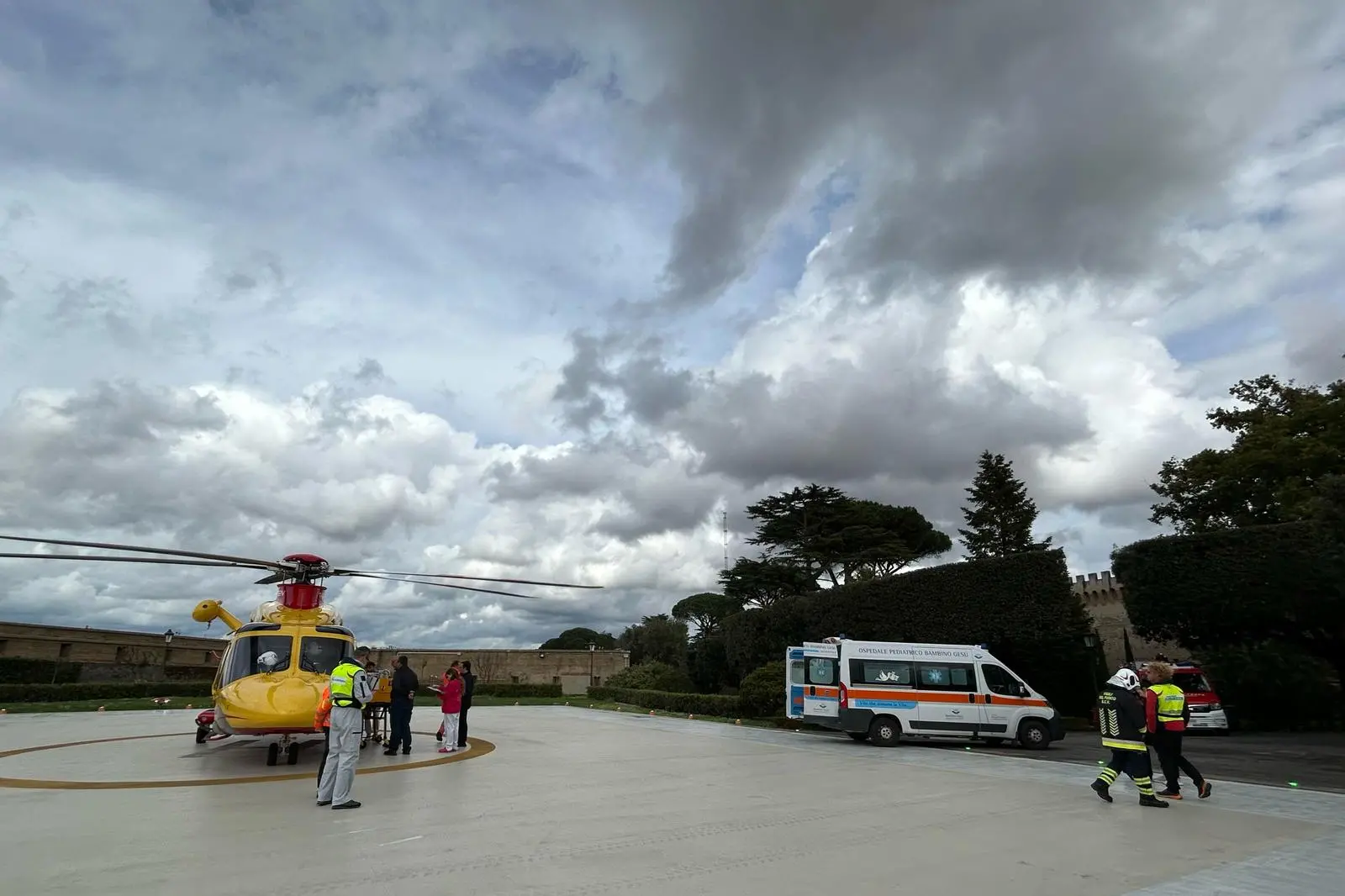 Il soccorso sulla piazzola d'atterraggio del Vaticano