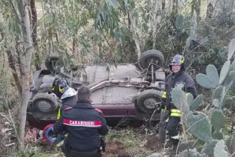 Carabinieri e Vigili del fuoco sul posto (foto Vigili del fuoco)