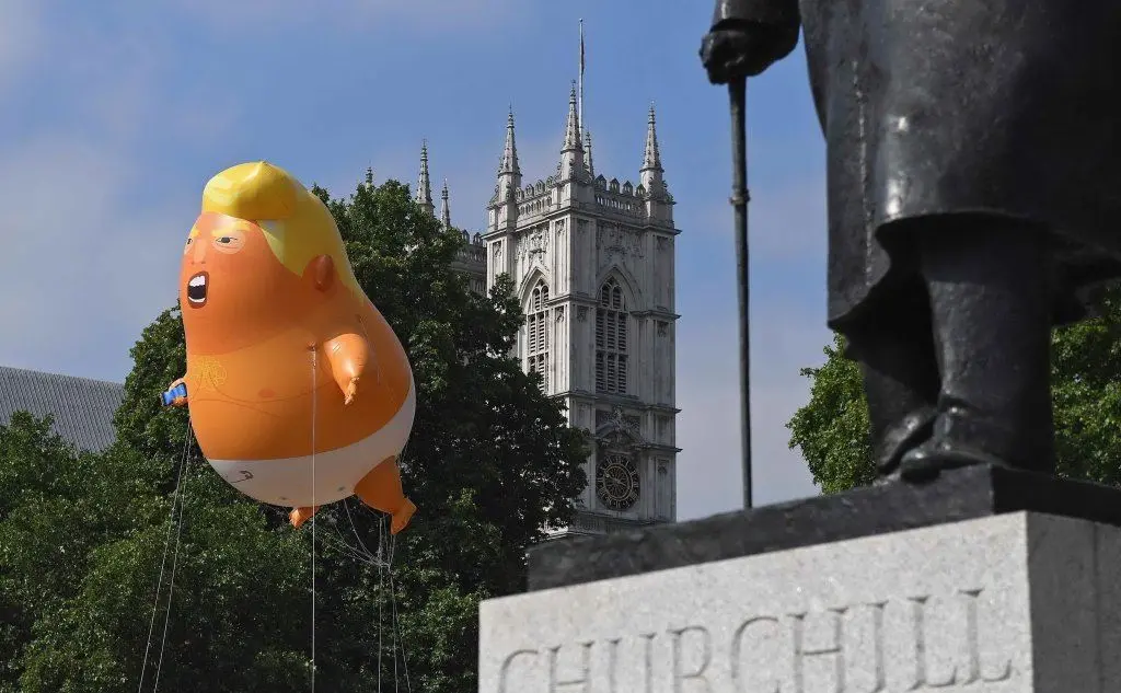 Trump irriso e la statua di Winston Churchill