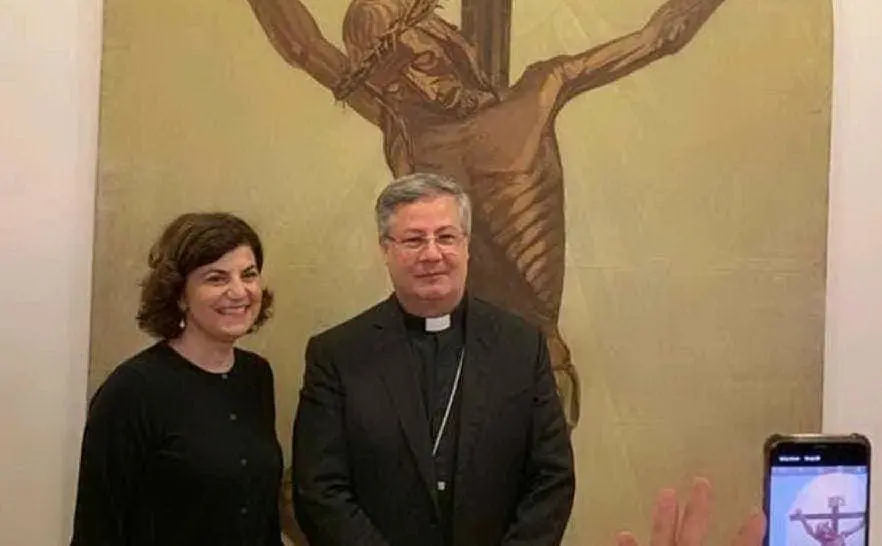 Silvia Oppo con monsignor Roberto Carboni ( foto Alessandra Raggio)