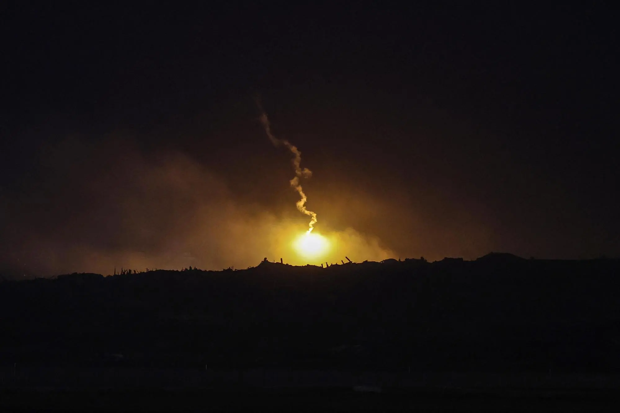 Bagliori nella notte durante i nuovi attacchi a Gaza (Ansa-Epa)