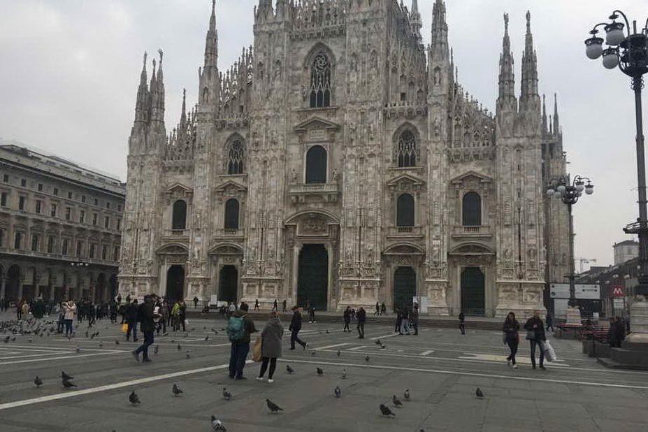 Milano, ore 13: piazza Duomo semideserta