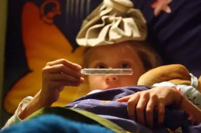 Un'immagine d'archivio mostra una bambina a letto con l'influenza