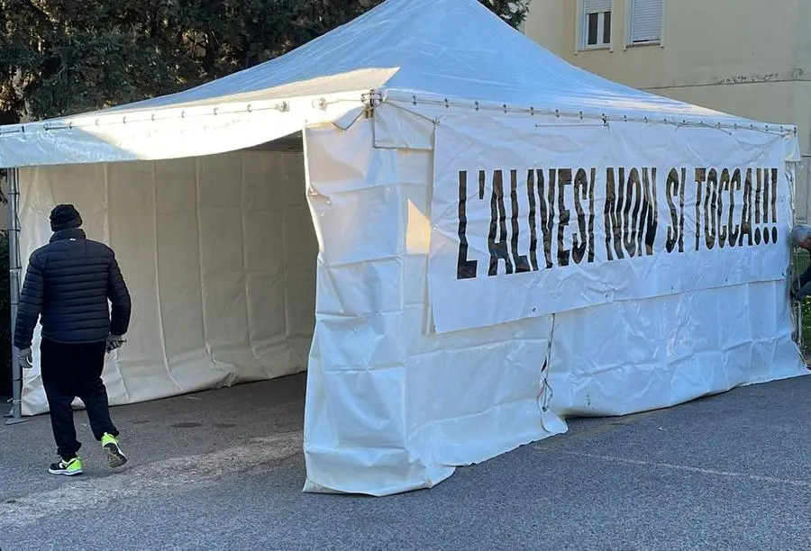 La tenda montata davanti all'ospedale (Foto Tellini)