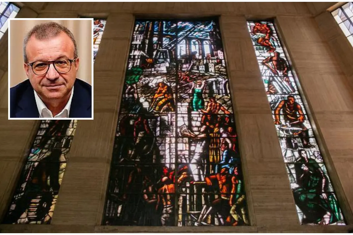 La vetrata di Sironi, nel box l'assessore Cani