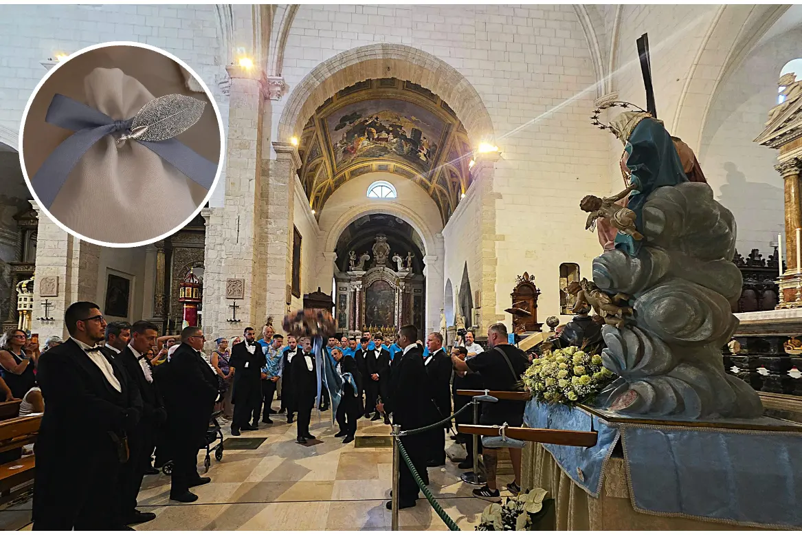 L'ultima cerimonia dell'Intregu del Gremio dei Muratori. Nel tondo, le bomboniere al centro delle polemiche