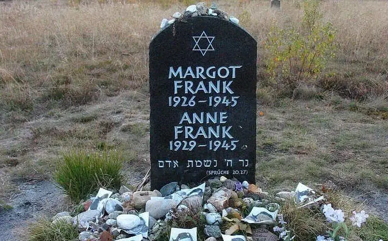 La tomba di Anna e Margot Frank Bergen Belsen