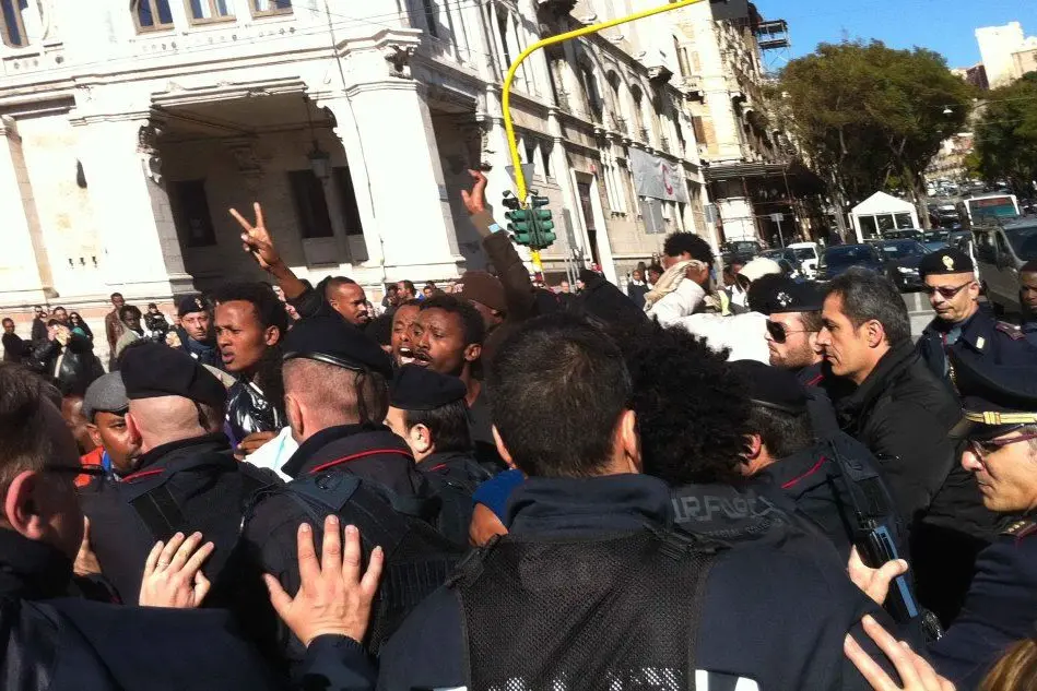 Un momento di tensione in via Roma durante una manifestazione dei cittadini stranieri
