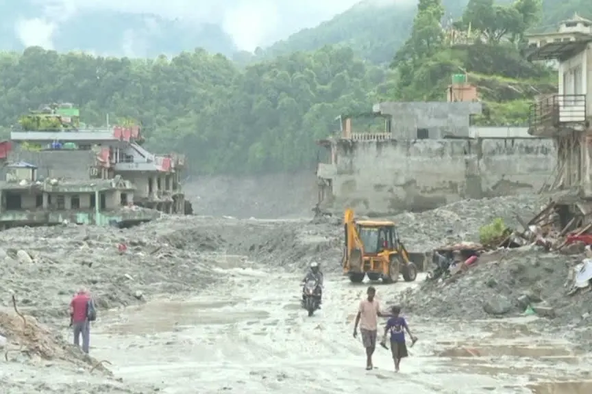 In Nepal oltre 900 morti e 4.500 dispersi, si scava fra il fango