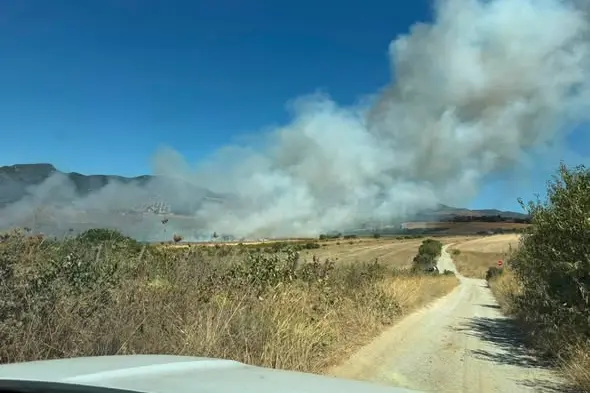 L'incendio tra Sinnai e Maracalagonis (foto Serreli)