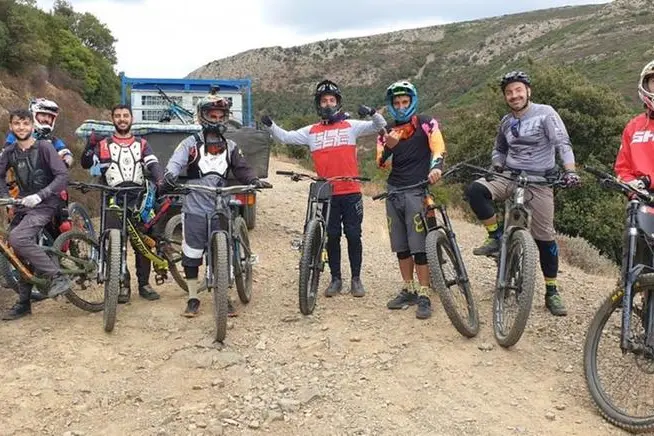 Al centro Davide Palazzari, ieri a Sinnai, campione italiano di Downhill (Andrea Serreli)