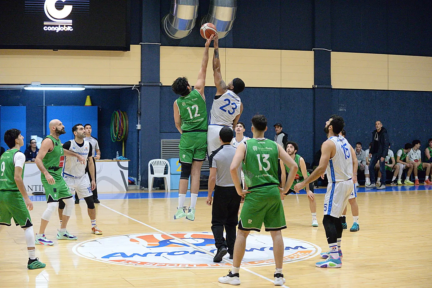 La palla a due di Antonianum-Ferrini (foto Antonianum Basket)