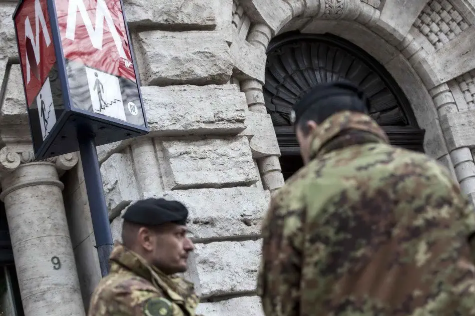Militari alla fermata metro a Roma (Ansa)