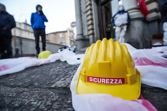 Il presidio dei sindacati di base contro le morti sul lavoro dopo la tragedia di via Genova davanti all'Ispettorato del Lavoro, Torino, 20 dicembre 2021. ANSA/JESSICA PASQUALON