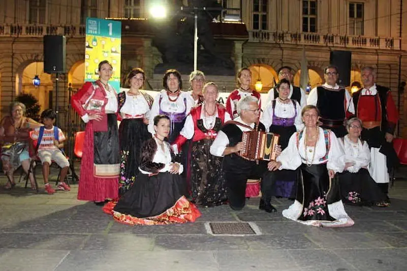 Il gruppo di ballo (foto associazione "Gramsci")