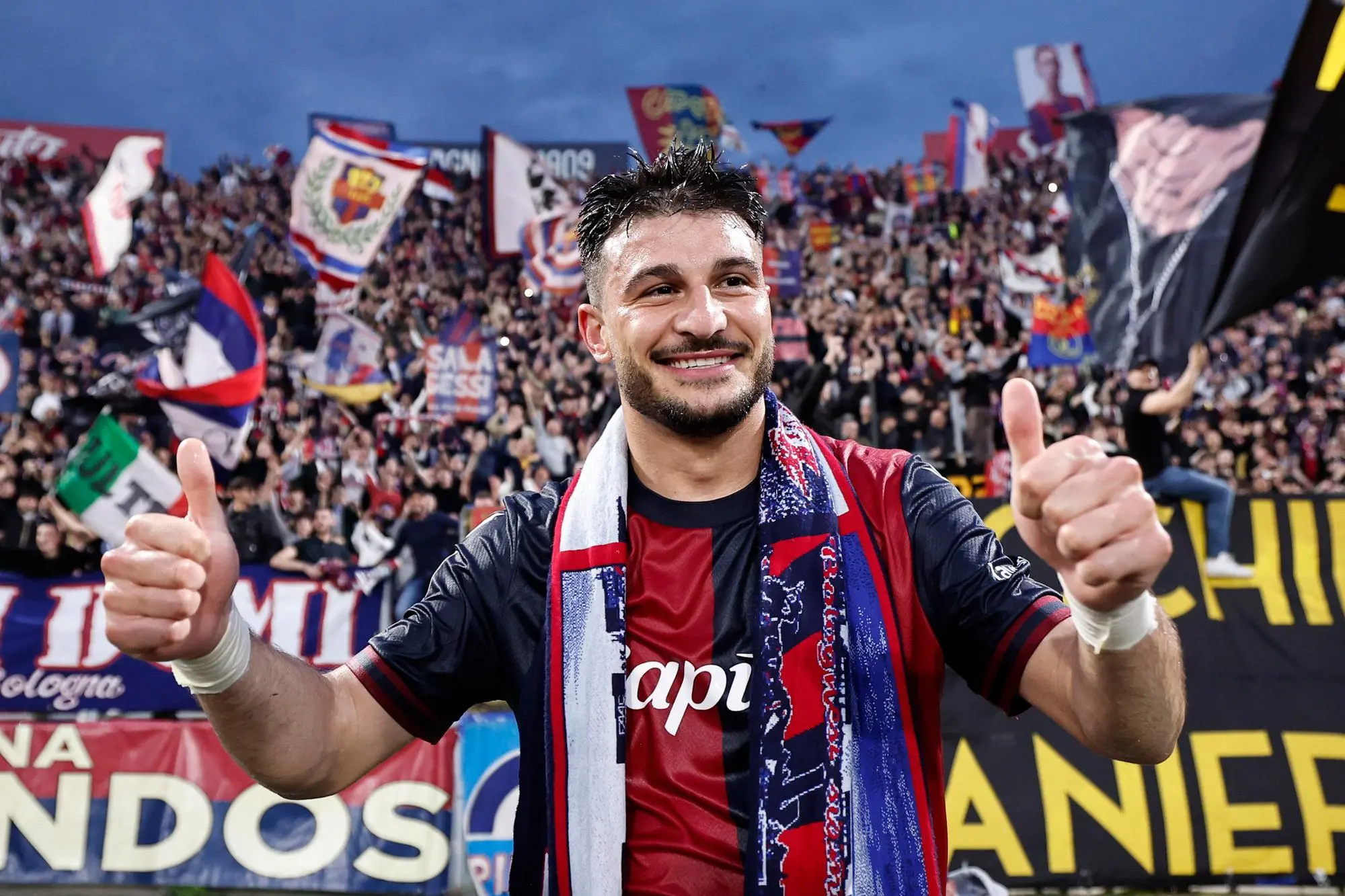Bologna's Riccardo Orsolini jubilates at the end of the Italian Serie A soccer match Bologna FC vs FC Inter Milan at Renato Dall'Ara stadium in Bologna, Italy, 20 April 2025. ANSA /SERENA CAMPANINI