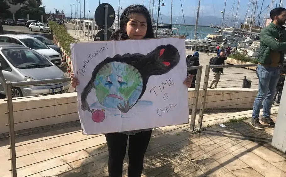 &quot;Tempo Scaduto!&quot;, una giovane manifestante a Cagliari (foto Maurizio Ciotola)