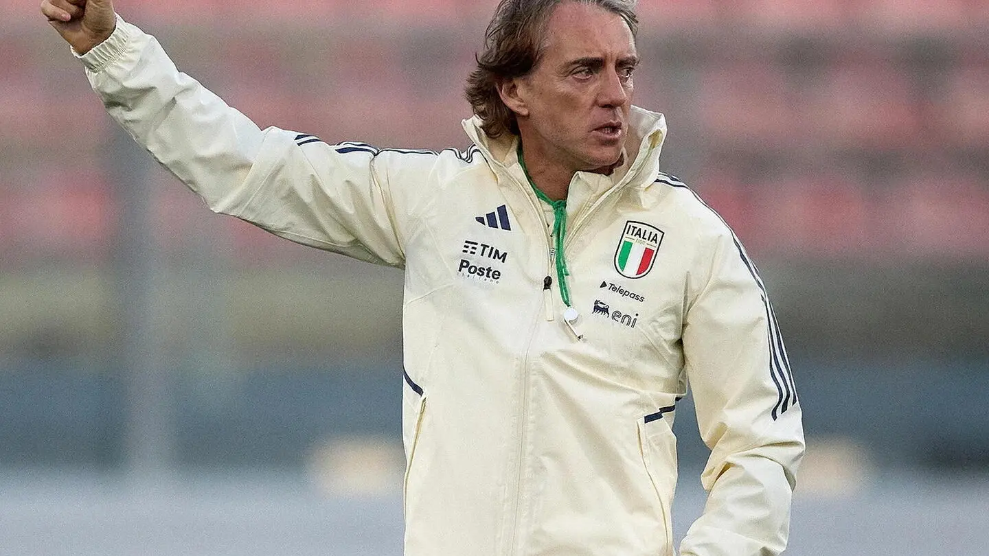 Roberto Mancini torna sulla panchina della Nazionale, mentre Claudio Ranieri assume il ruolo di direttore tecnico e presidente del Club Italia
