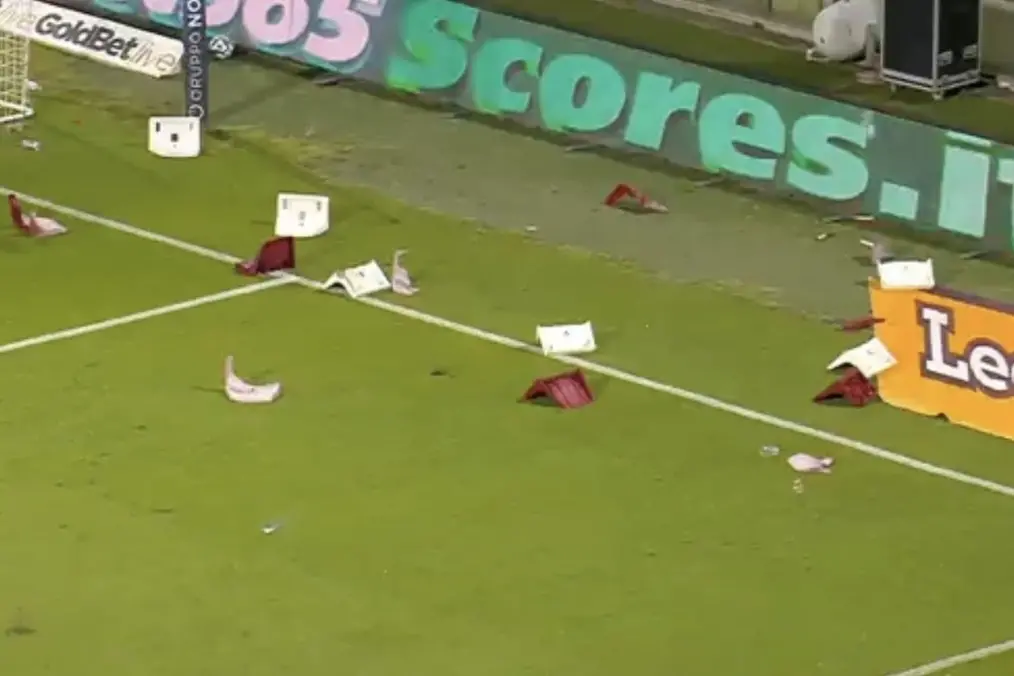 I seggiolini lanciati in campo