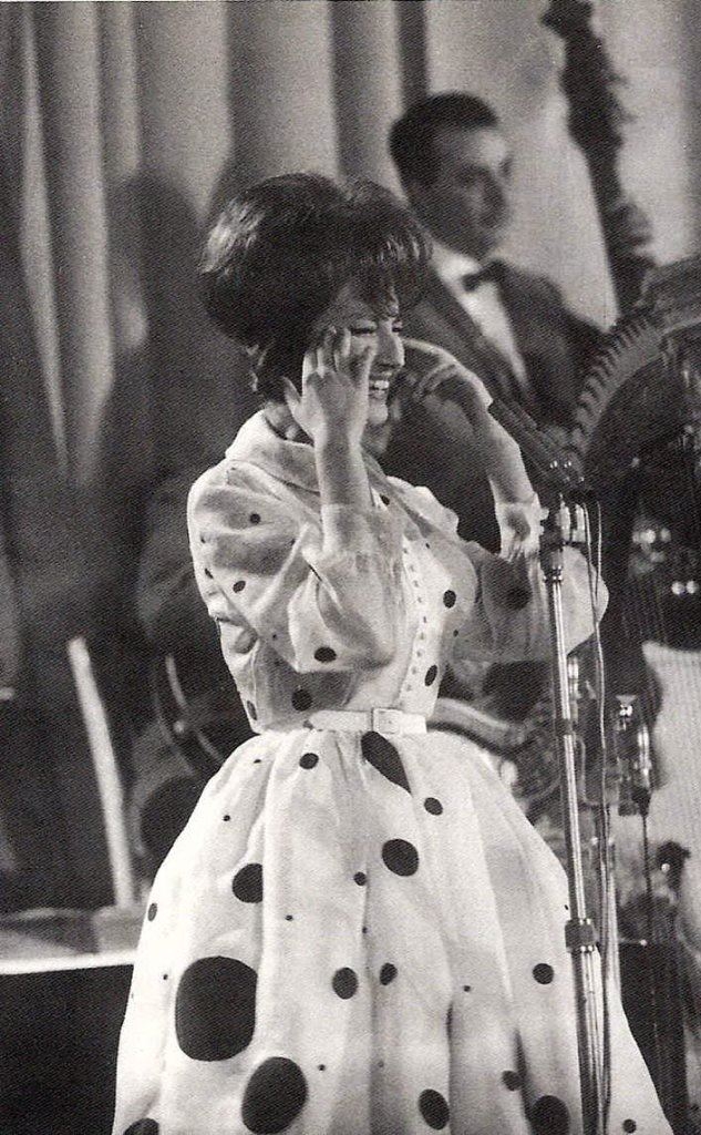 Sanremo 1961, canta Le mille bolle blu