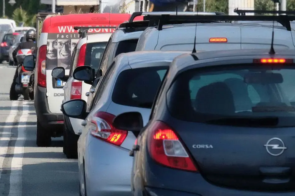 Automobilisti in coda (foto Ansa)