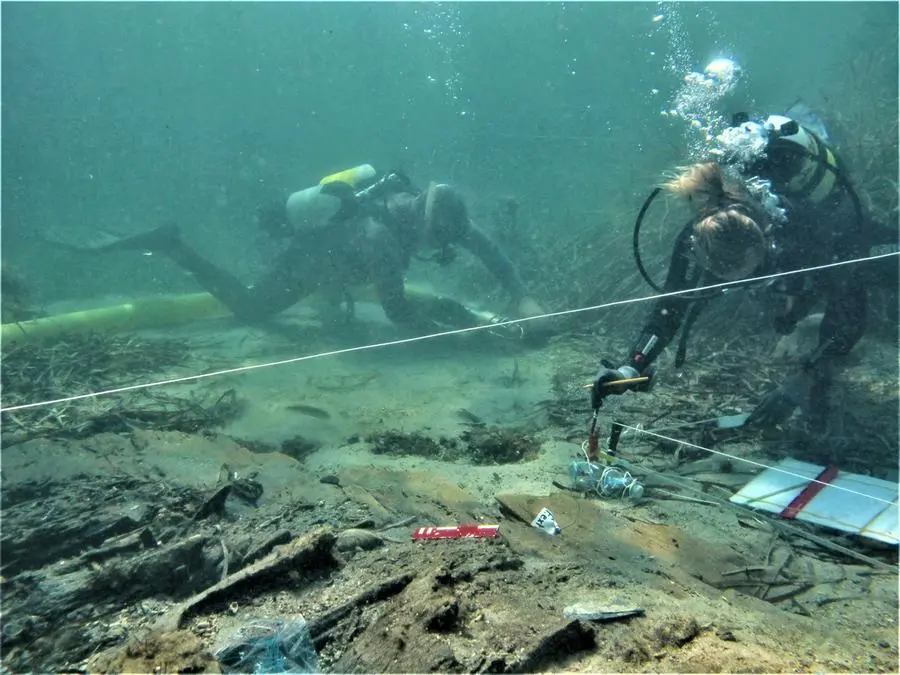 Gli archeologi subacquei misurano lo scafo (foto concessa)