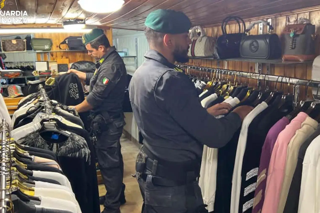 La boutique clandestina (Foto GdF Cagliari)