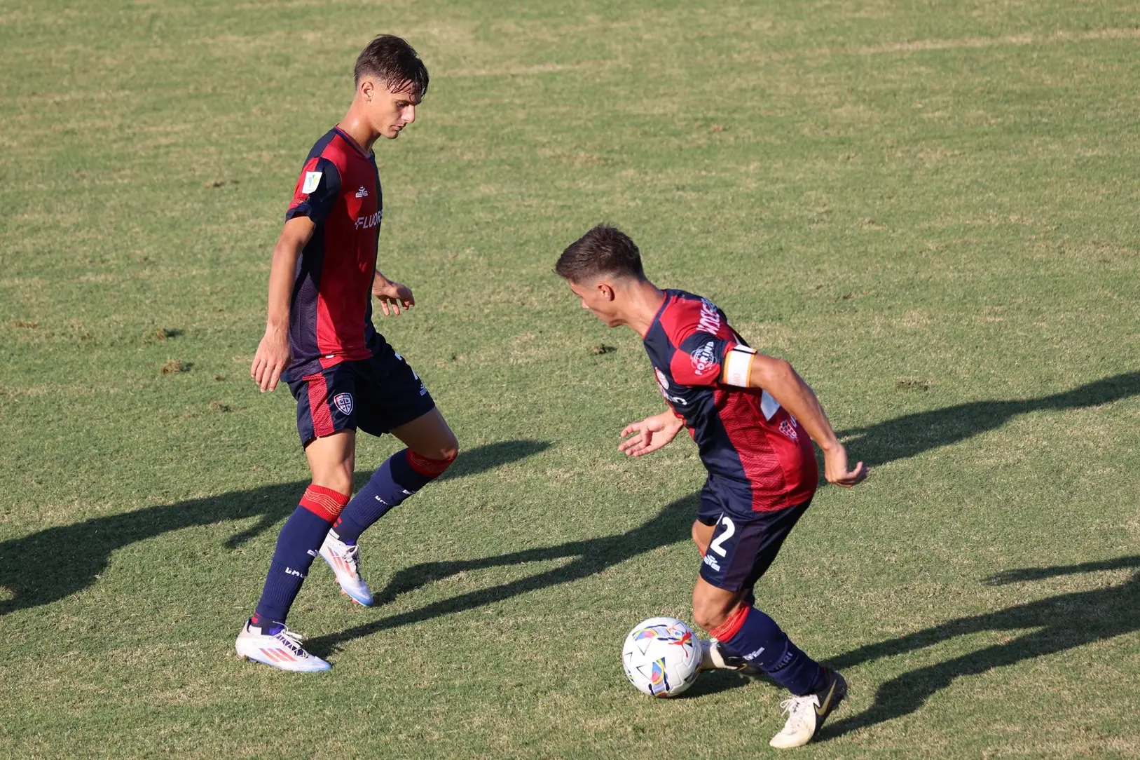 Il capitano del Cagliari Primavera Alessandro Vinciguerra e il centrocampista Diego Marcolini in un'azione di gioco (foto Accardi)