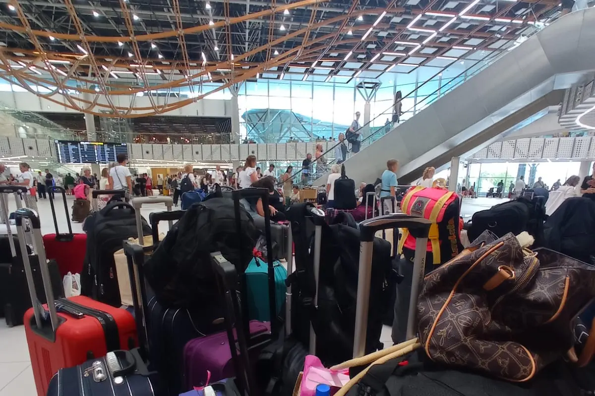 L'attesa in aeroporto (L'Unione Sarda)