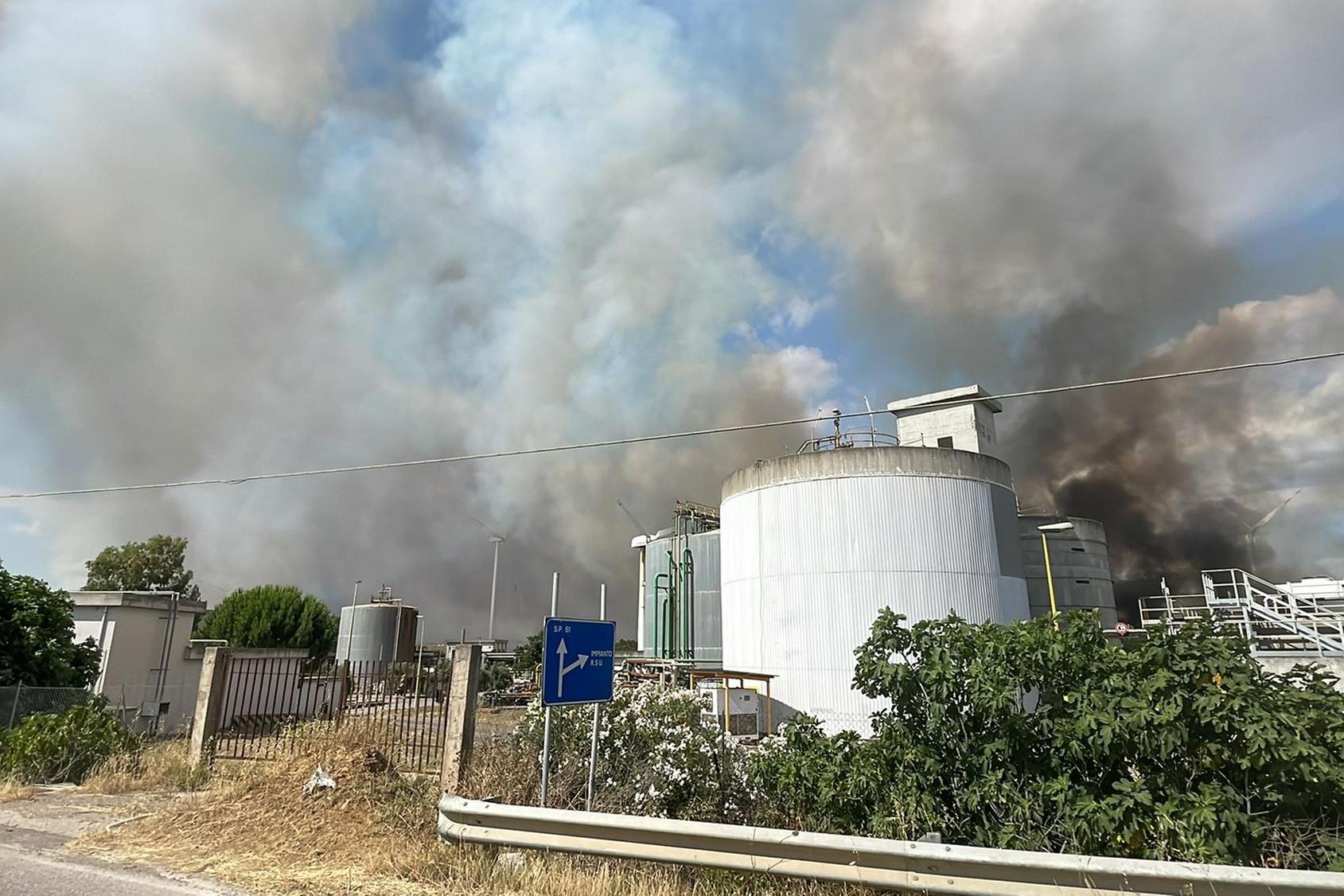 Villacidro, incendio in zona industriale: le fiamme minacciano pale eoliche e un deposito rifiuti