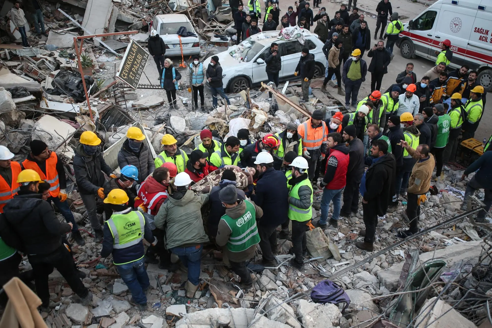 Rescuers at work in Hatay (Ansa-Epa)