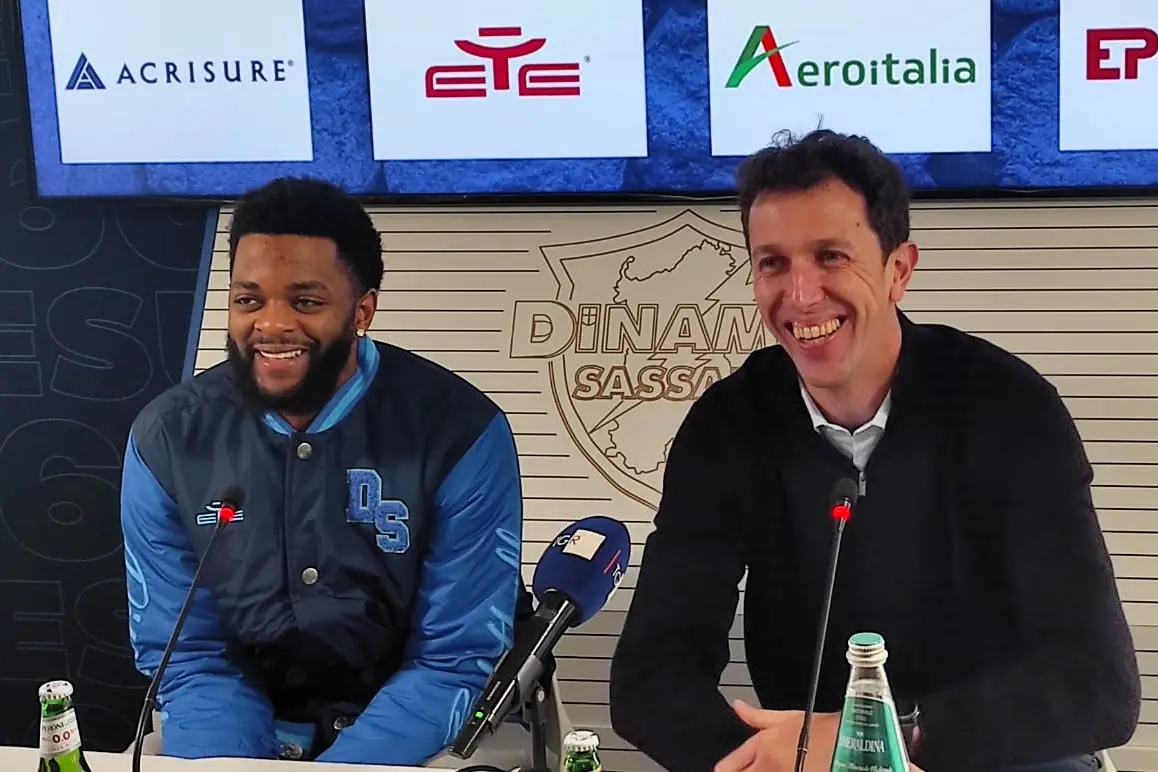 L'americano Daryl Macon e il direttore generale Jack devecchi (foto G. Marras)