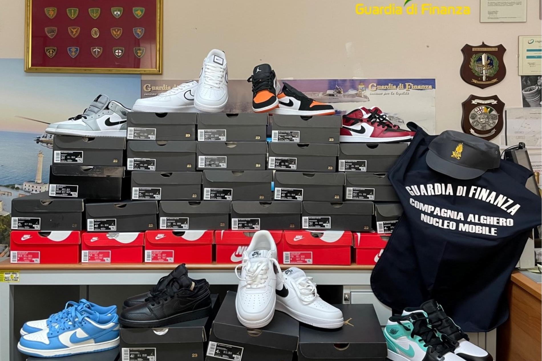 In negozio decine di scarpe sportive contraffatte: il sequestro ad Alghero (foto Guardia di Finanza)